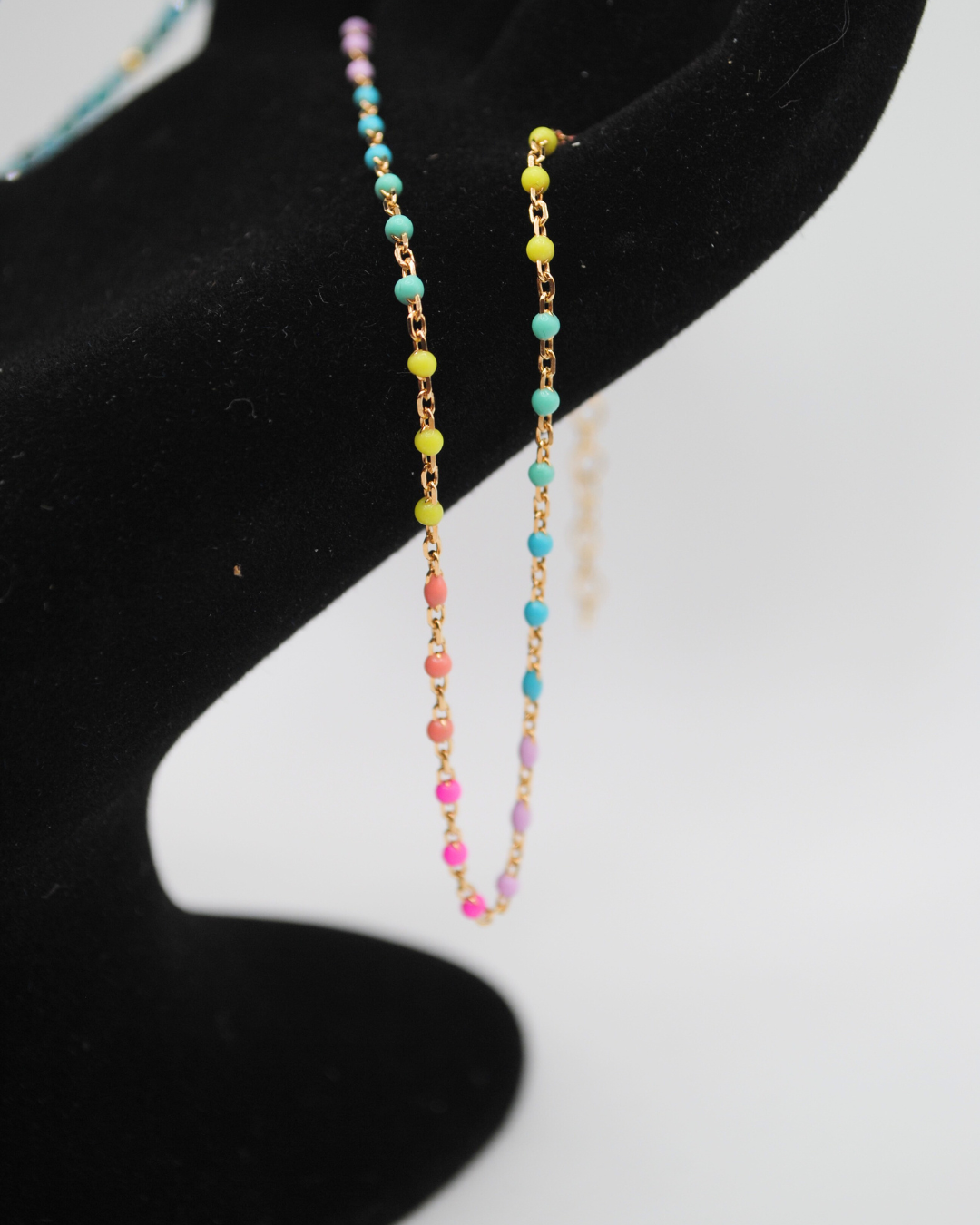 Cavigliera Rainbow in argento dorato con smalti colorati
