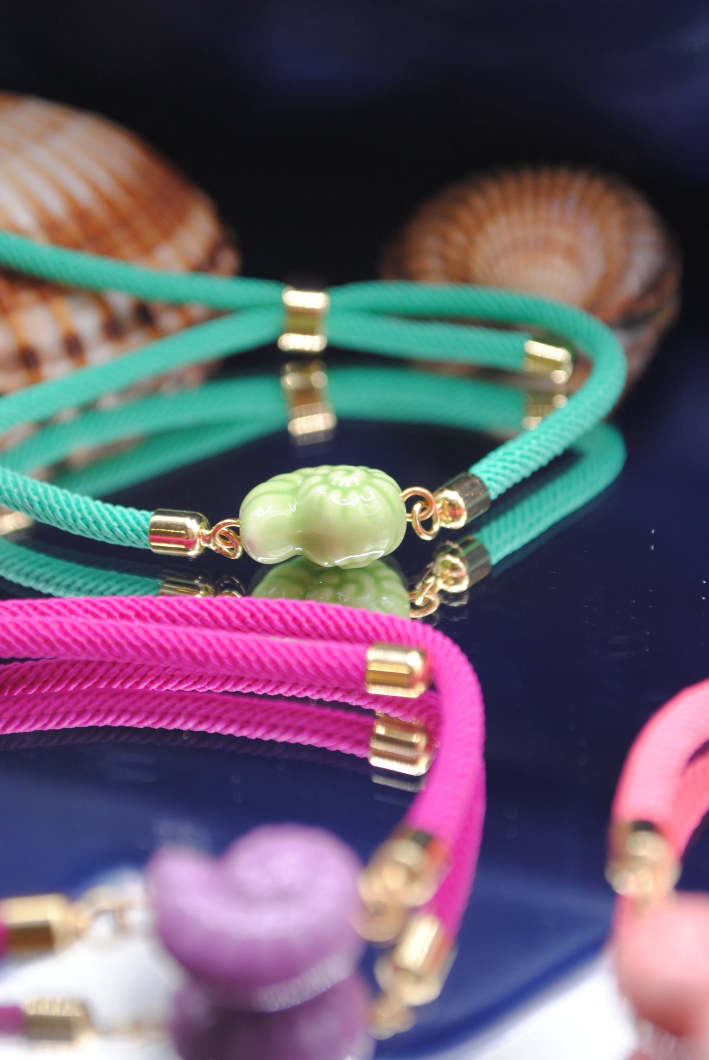Bracciale Santorini con charm in ceramica smaltata