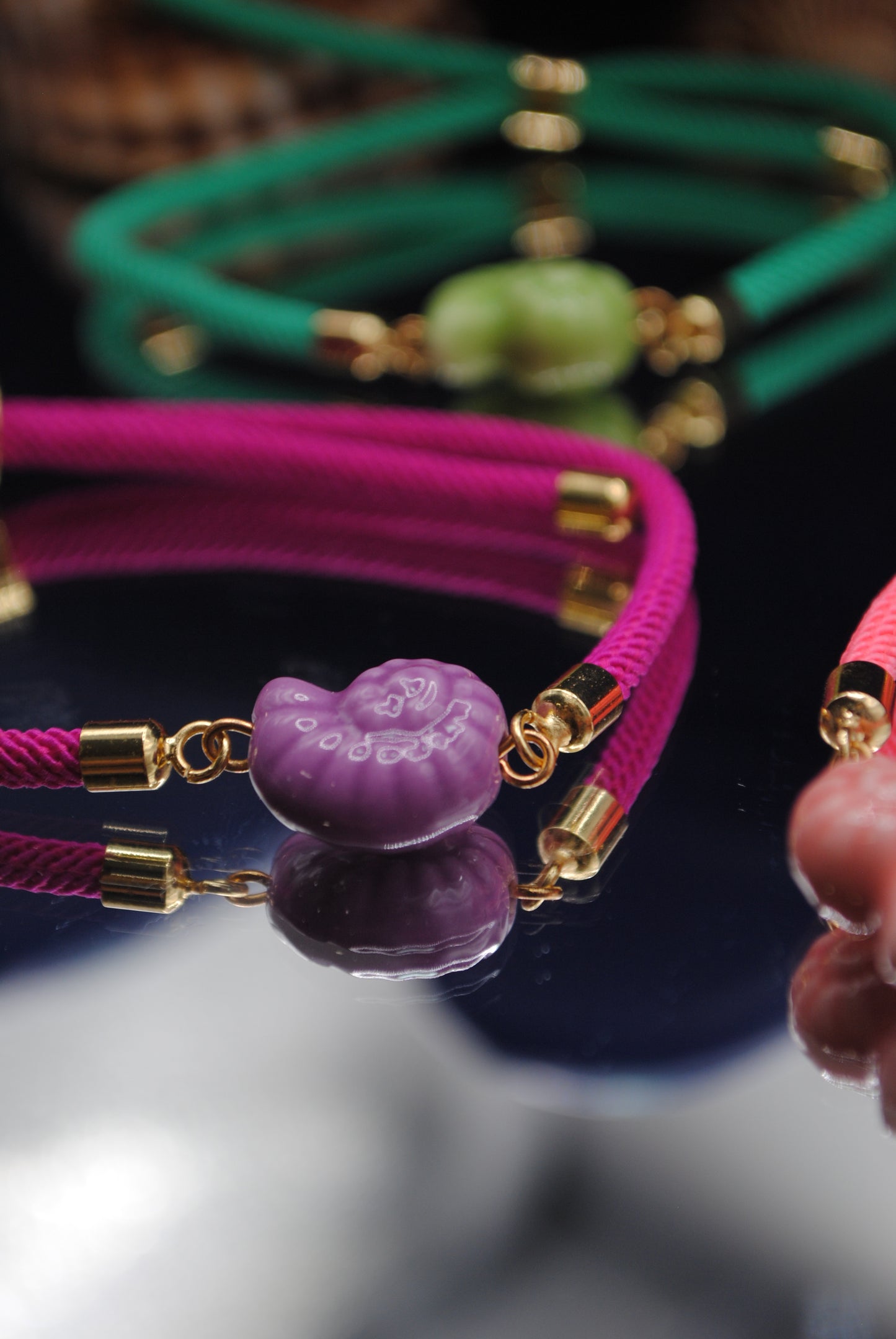 Bracciale Santorini con charm in ceramica smaltata