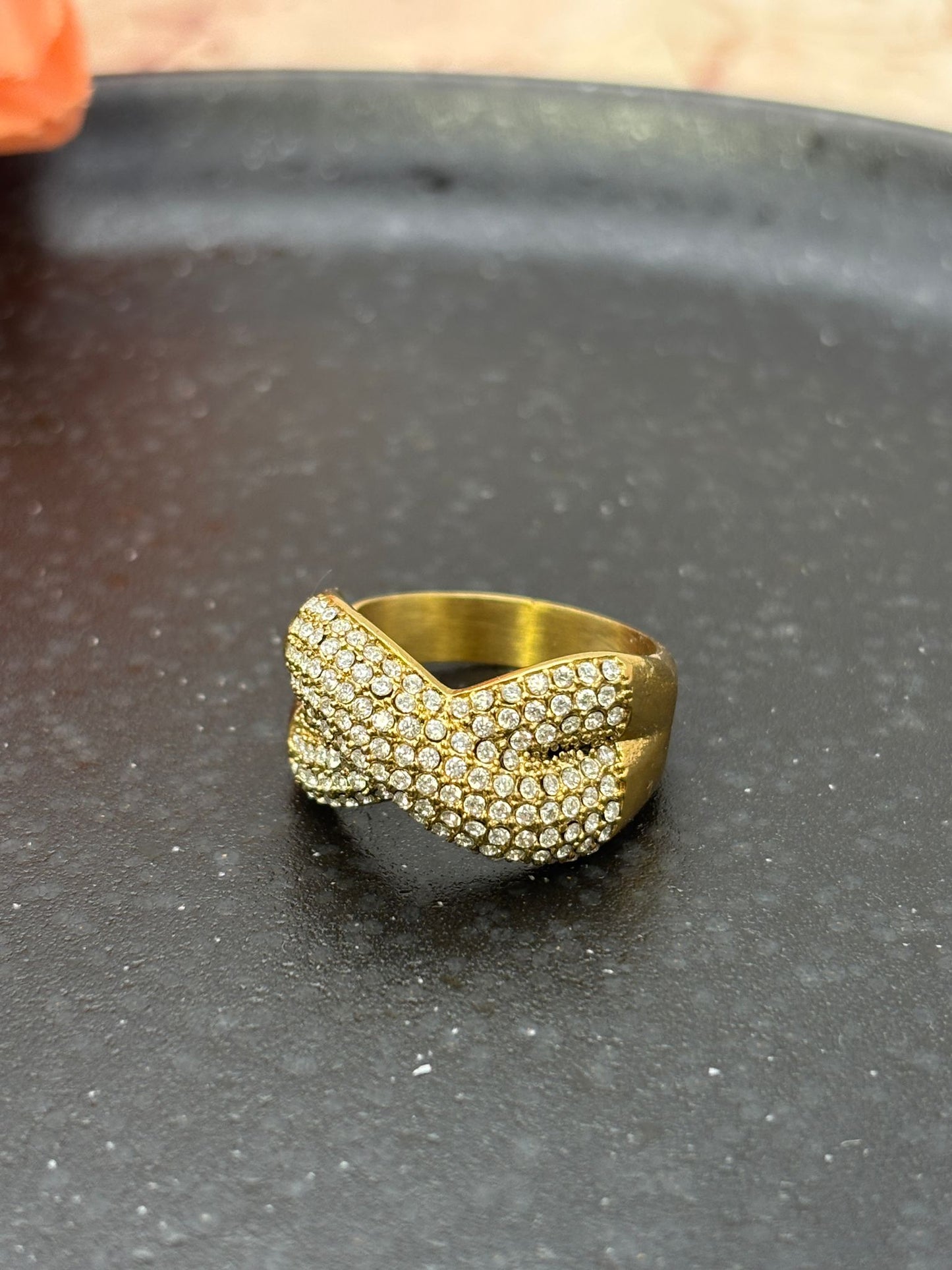Anello a fascia con cubic zirconia bianchi