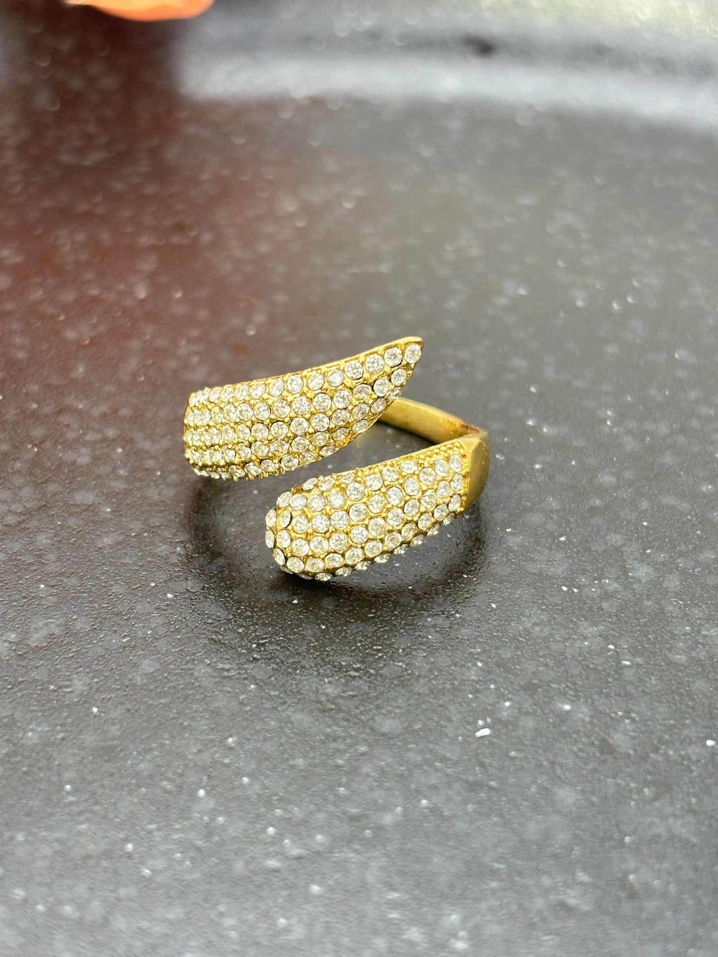 Anello a fascia con cubic zirconia bianchi