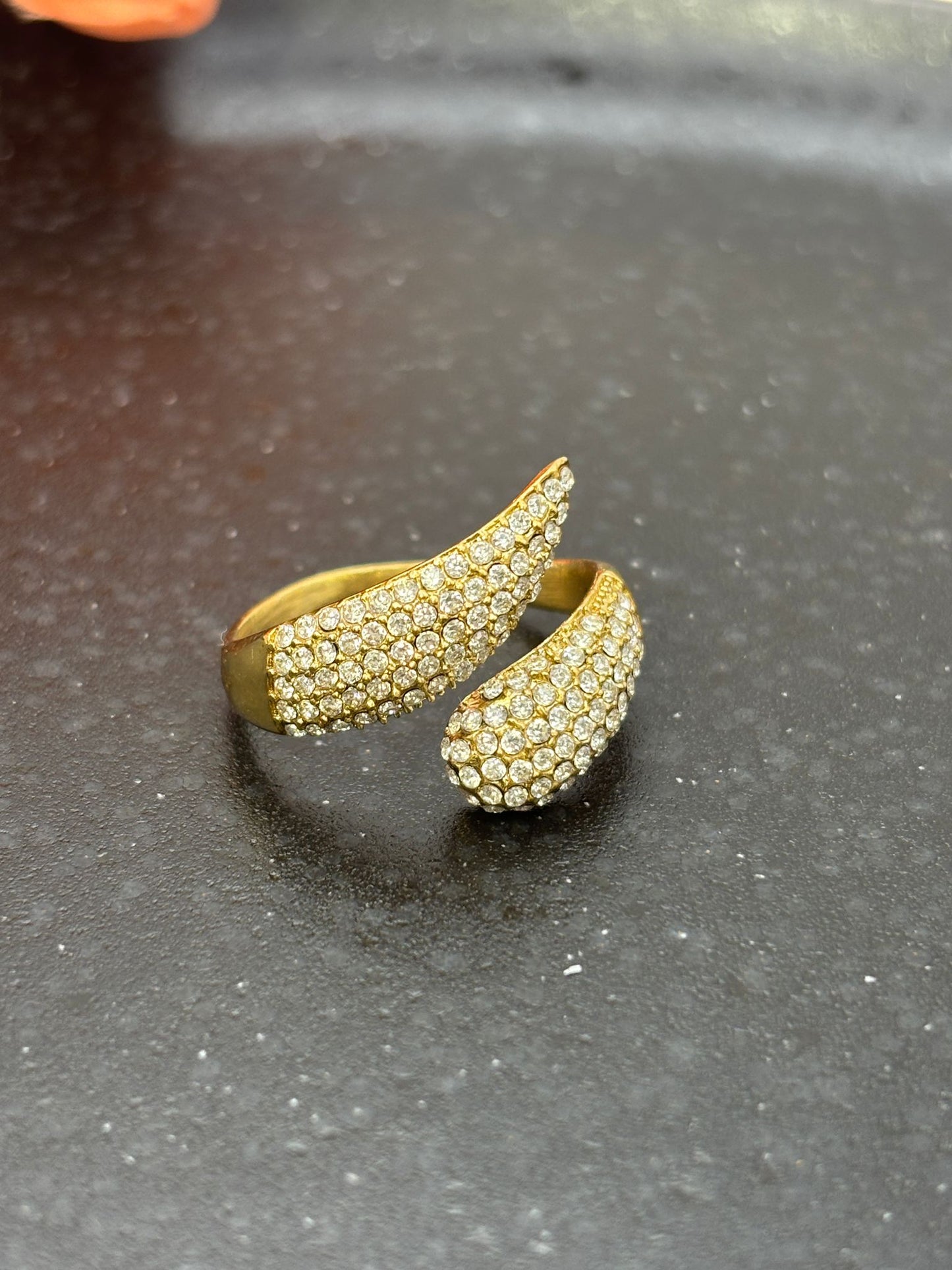 Anello a fascia con cubic zirconia bianchi